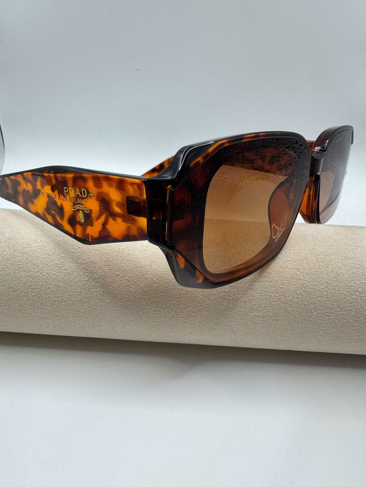Tortoise Rectangular Tan Lense P Sunglasses